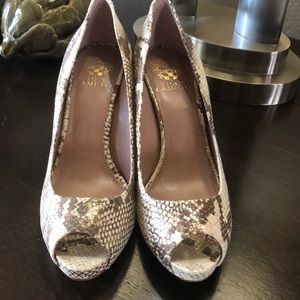 NWOT Vince Camino snake print pumps